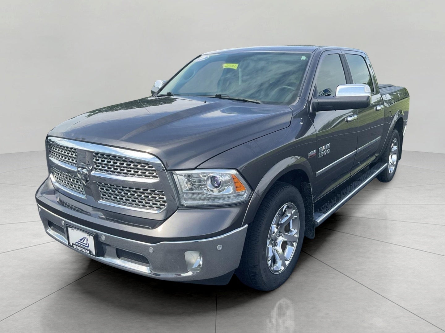 2017 RAM 1500 Laramie Crew Cab 4x4 5'7' Box
