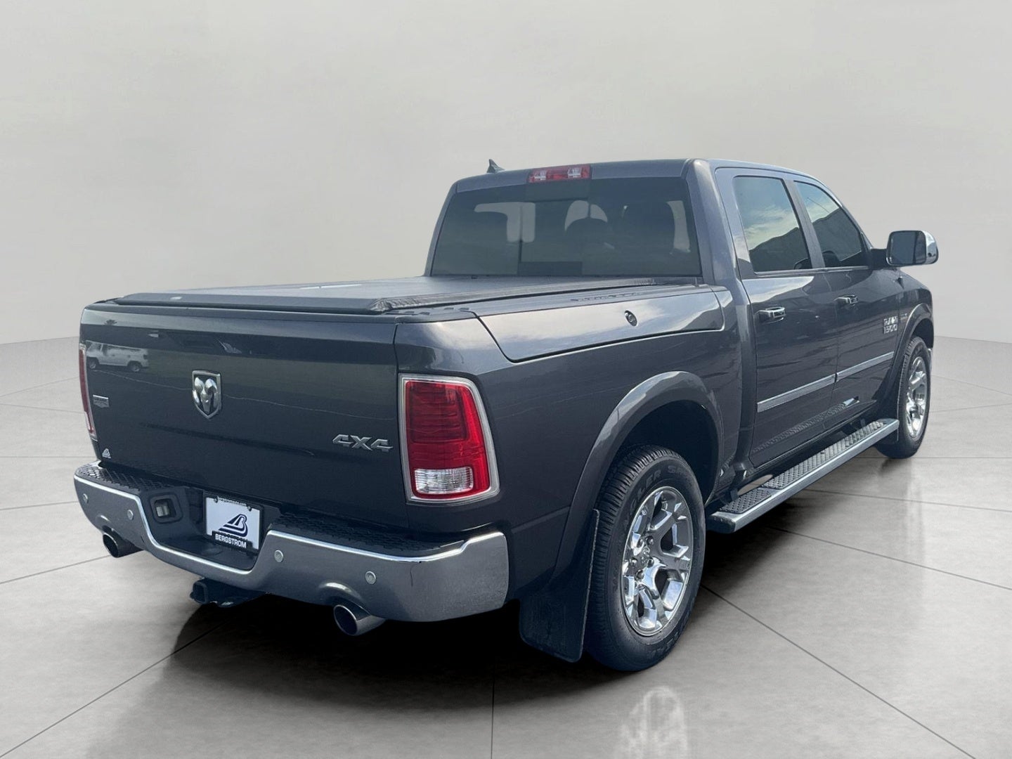 2017 RAM 1500 Laramie Crew Cab 4x4 5'7' Box