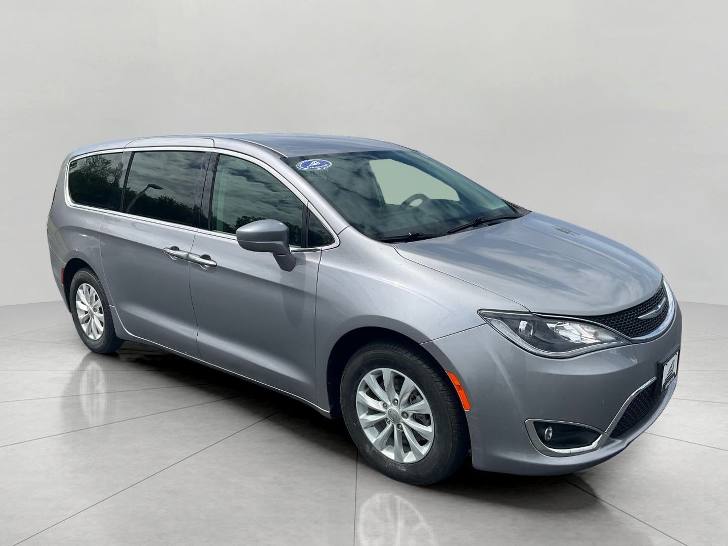 2019 Chrysler Pacifica Touring Plus's photo