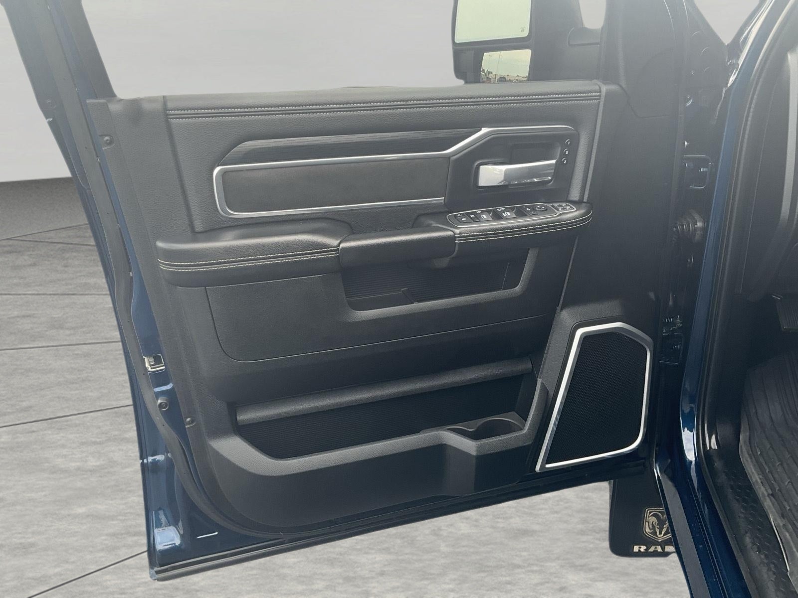 2023 RAM 2500 Laramie Crew Cab 4x4 6'4' Box